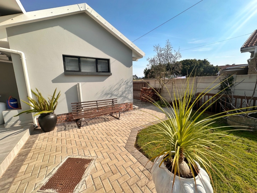 5 Bedroom Property for Sale in Fraaiuitsig Western Cape